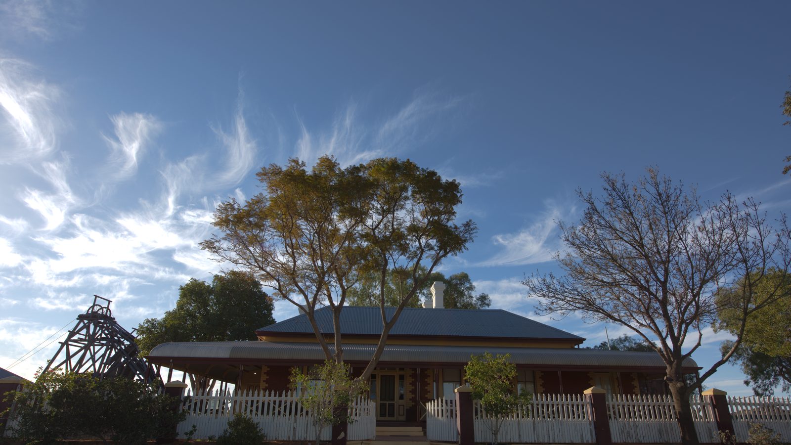 Kalgoorlie to Leonora: The Last Day of Never Having Swung a Detector Hoover House, the former mine manager’s residence at Gwalia, behind a white picket fence